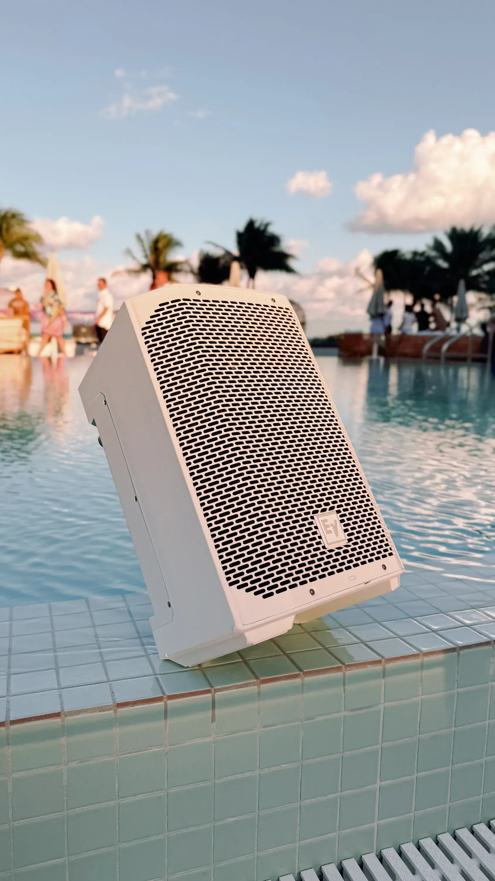 EV_EVERSE8_White_Poolside_March2026_5